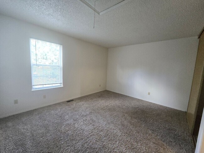 Building Photo - 2 Bedroom Townhome