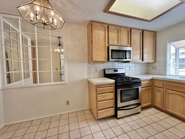 Building Photo - Desirable Tri-level Townhome in Carlsbad!