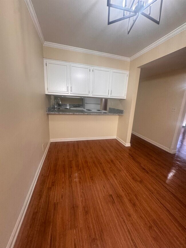 Building Photo - 6633 Poplar Woods Cir E