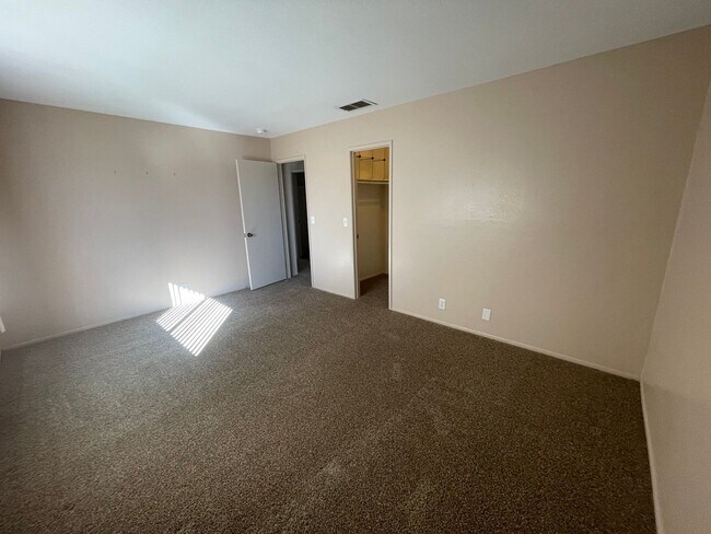 Building Photo - Apple Valley-Cute Starter Home- 2 Bedrooms, 2 Bathrooms, All Appliances Included, Fully Fenced