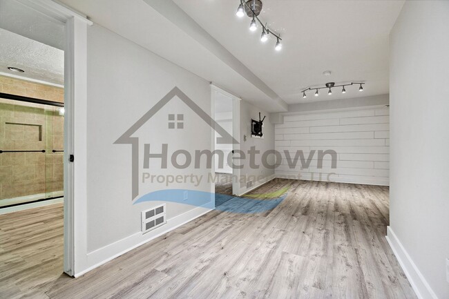 Building Photo - 4 Bedroom 4 Bathroom Home with Attached 2-...
