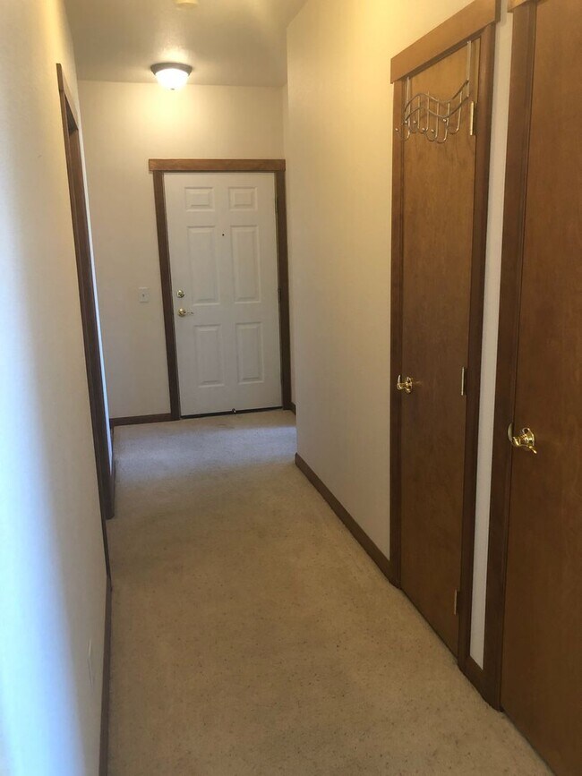 Building Photo - Fully Furnished Lakefront Condo!! 6 Month Lease Available!