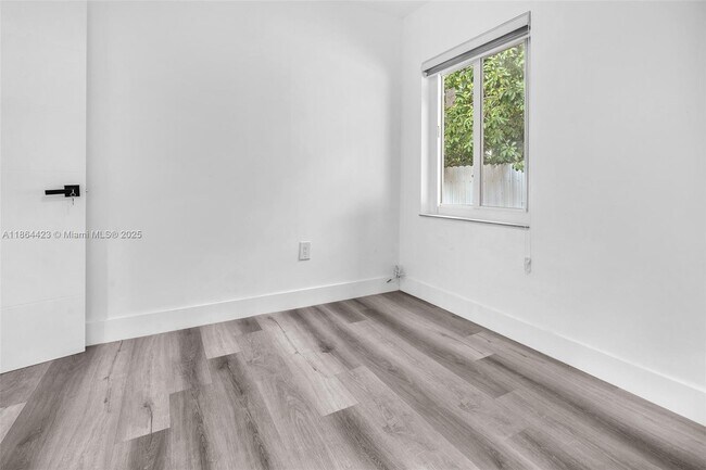 Building Photo - 886 NE 134th St