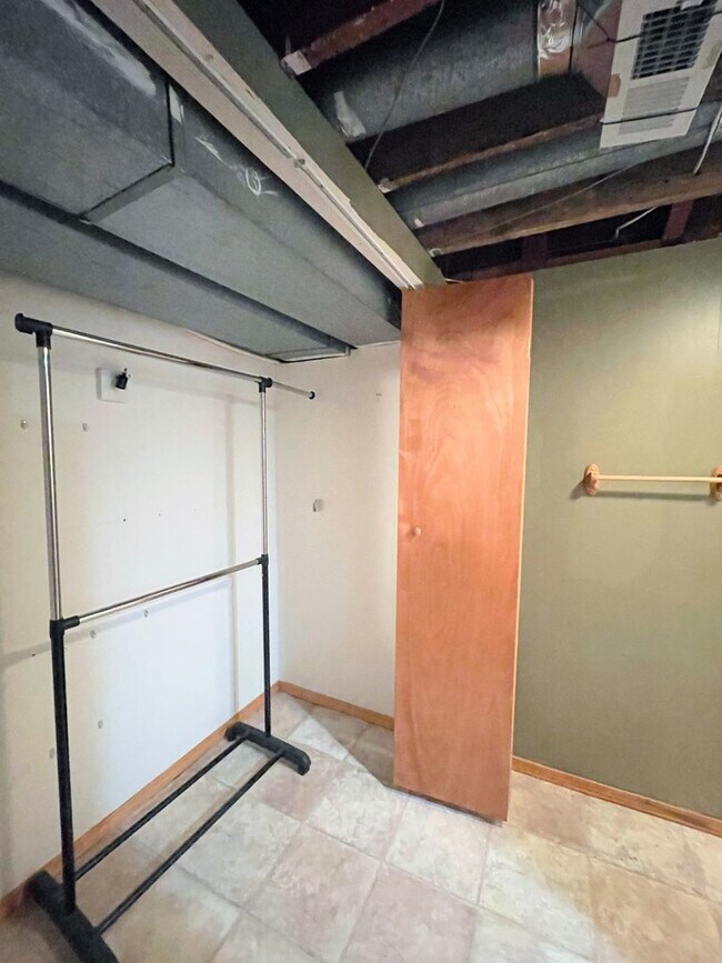 Building Photo - Spacious 3 bedroom home with finished basement