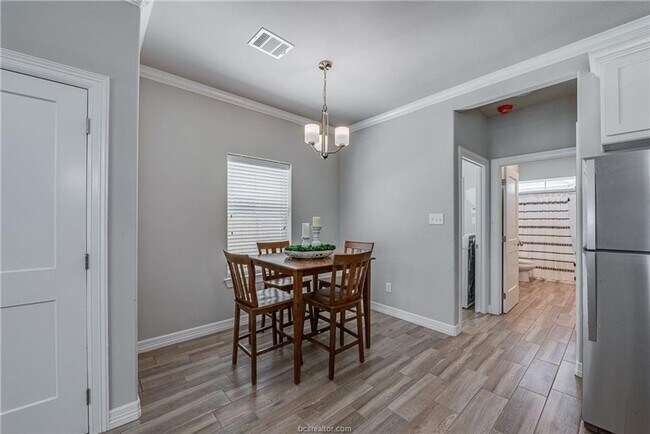 Building Photo - STUNNING 4bed/4bath House Close to Campus!!