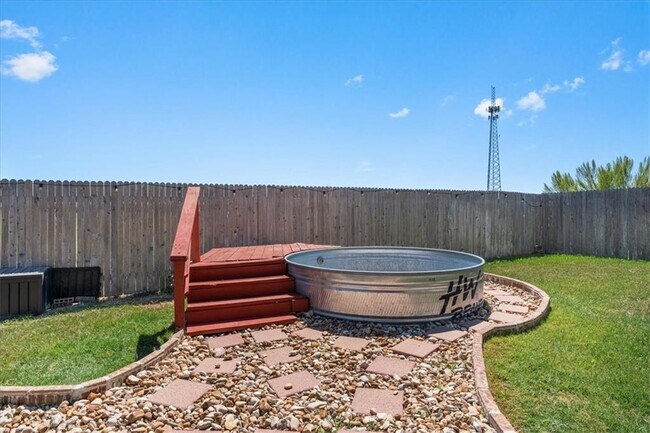 Building Photo - 1104 Hillrose Dr