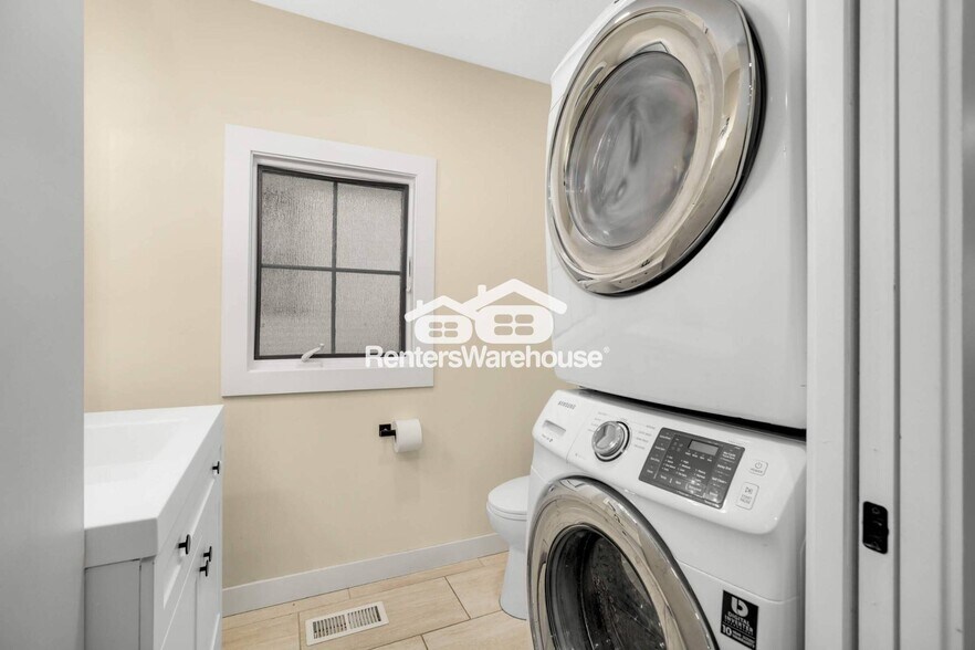 Building Photo - 206 Robie St E