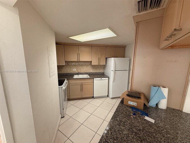 Building Photo - 801 Brickell Bay Dr