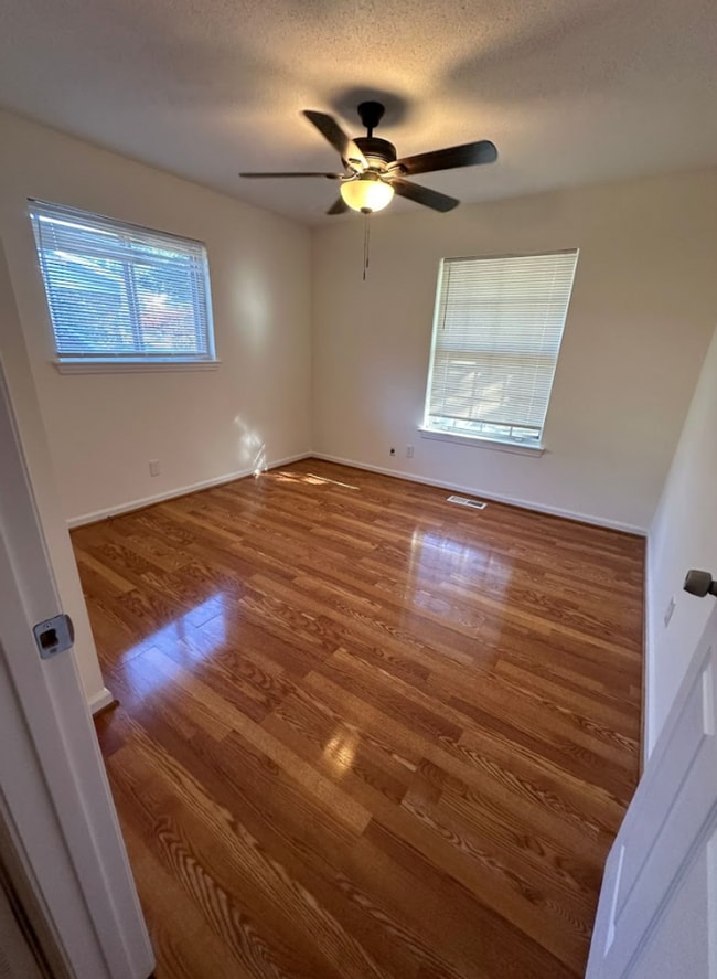 Building Photo - Renovated 2 bed 1.5 bath off Bonny Oaks