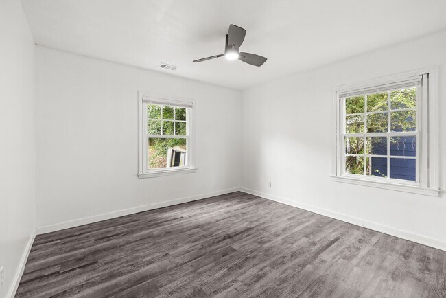 Building Photo - Charming 3 Bedroom, 1.5 Bathroom house