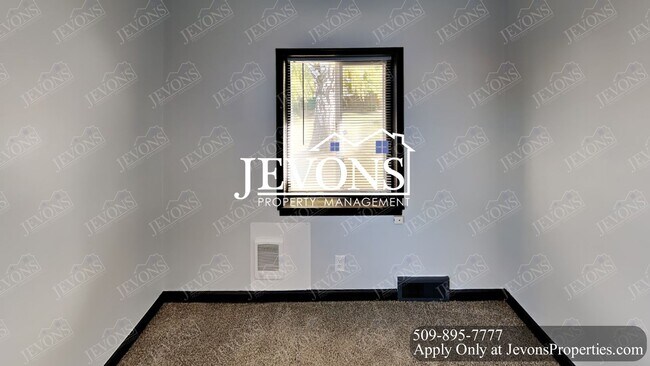 Building Photo - Embrace the cozy charms of this single-family home in Yakima's heart