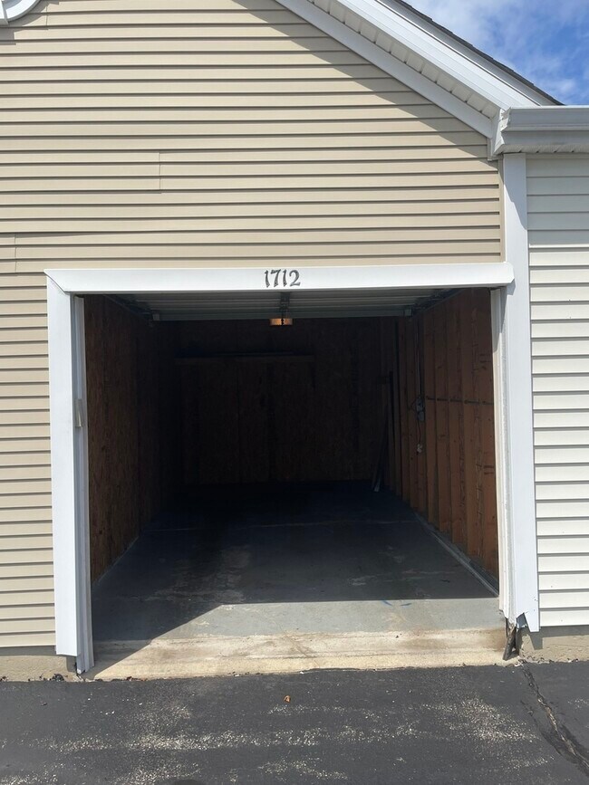 Building Photo - 1723 Silverstone Dr
