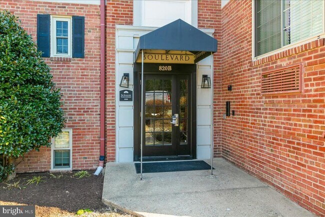 Building Photo - 820 N Washington St