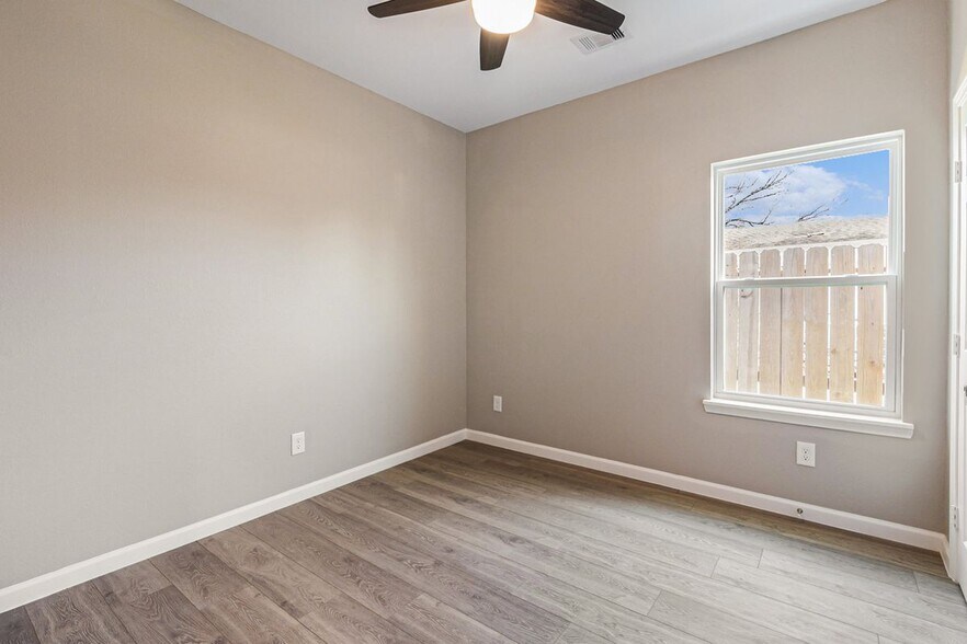 Building Photo - 4645 Larkspur St