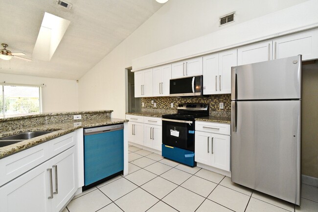 Building Photo - 1,850 Sq Ft 3-Bed, 2-Bath Orlando Home – Lawn Care Included & Fully Updated!