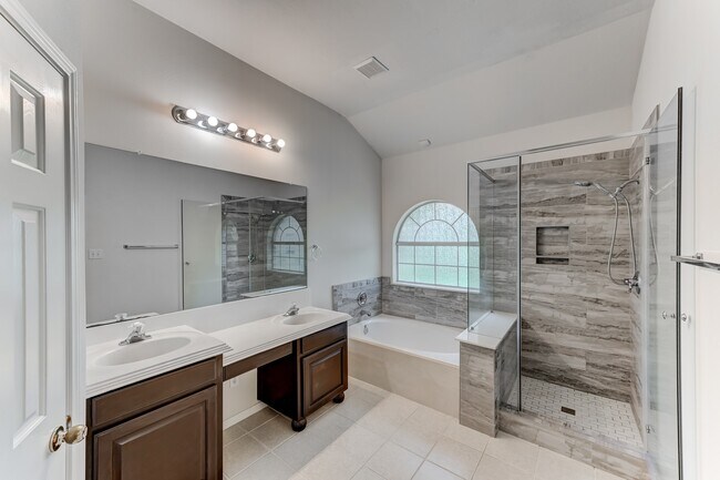 Building Photo - 10103 Cottonwood Canyon Dr