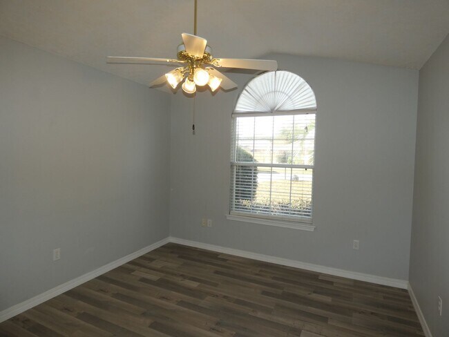Building Photo - Spacious 3-Bedroom Home - Pace