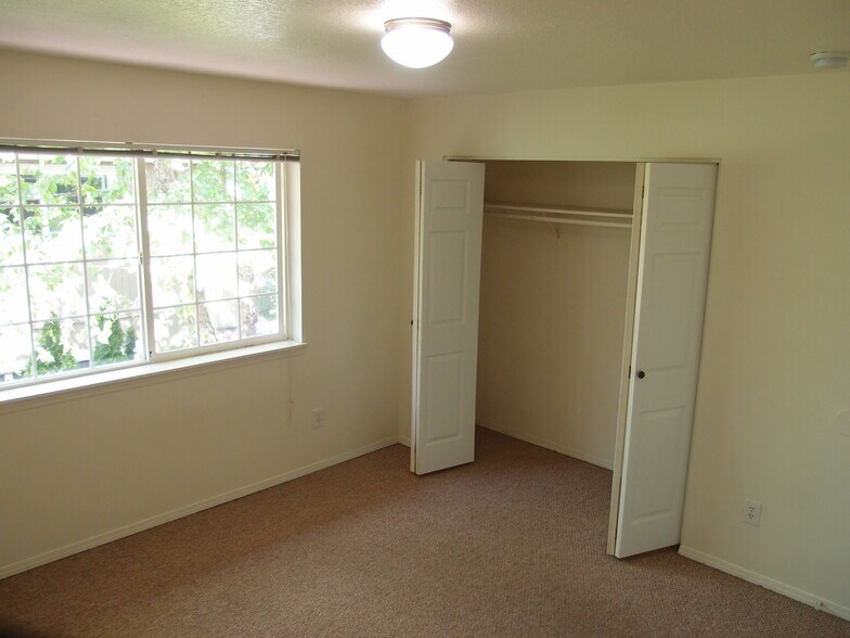 One of the 2 almost identical bedrooms - 3757 SE Milwaukie Ave