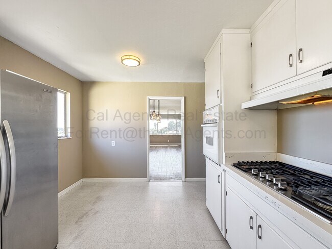 Building Photo - 7019 Outlook Ave