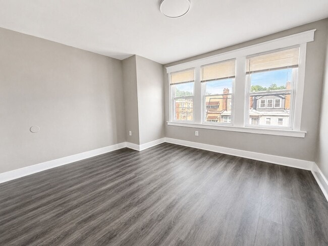Building Photo - Spacious 3-Bedroom Rental with Front Porch, Backyard & Basement