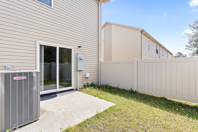 Building Photo - 2BR Townhome Near Camp Lejeune