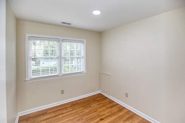 Building Photo - Great Location in Williamsburg!