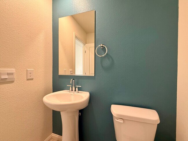 Building Photo - NEVER LIVED IN 4 BED 2.5 BATH 2 CAR GARAGE SINGLE FAMILY HOME FOR RENT!