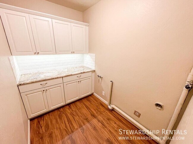 Building Photo - 2334 Augusta St