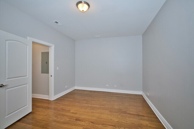 Building Photo - 2515 W Lawrence Ave