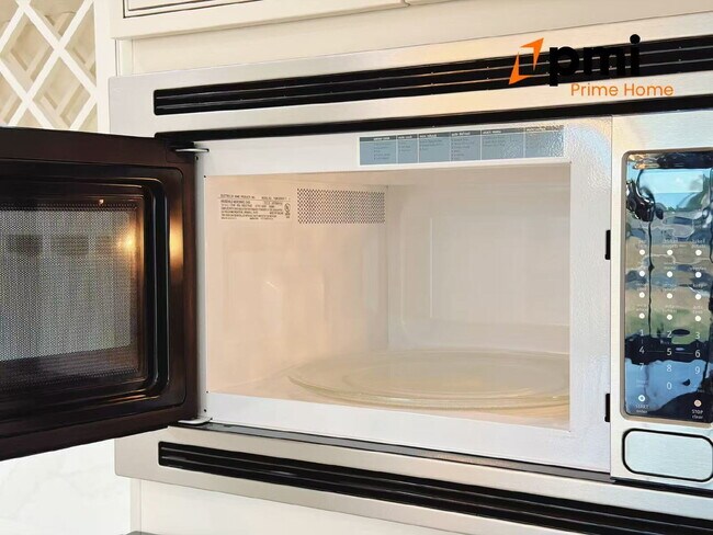 Building Photo - "Spacious Elegance Awaits: 5-Bedroom Home with 3.5 Baths in Winter Garden"