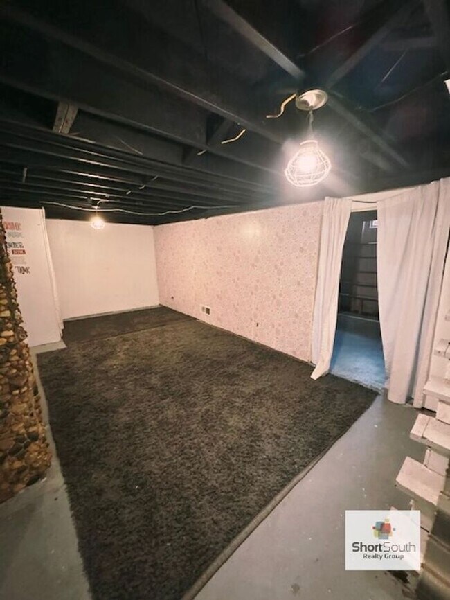 Building Photo - Updated - 3 bed 1.5 bath, with a detached garage