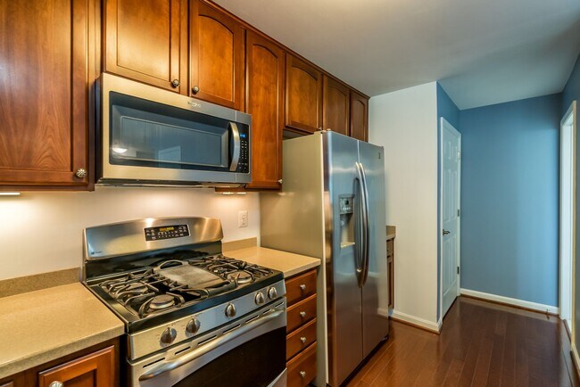 Building Photo - Bright And Spacious 3 Bed 2.5 Bath End-Uni...