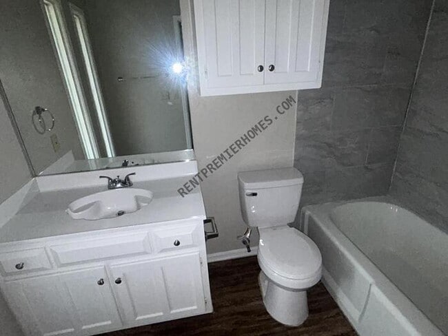 Building Photo - 5711 E 33rd Ct