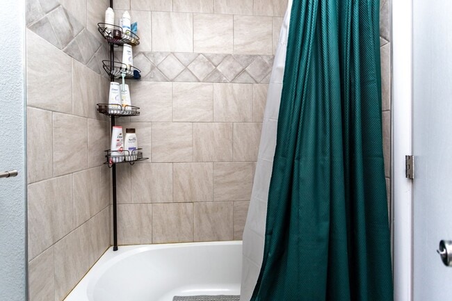 Building Photo - Peaceful Bi-Level Home in a Quiet Cul-de-Sac