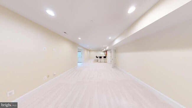 Building Photo - 6403 Earlham Dr