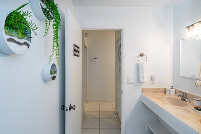 Building Photo - 830 SW 14th Ct