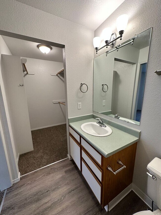 Building Photo - Newly renovated in 2024 2 bedroom 2 bathroom apartment available soon.