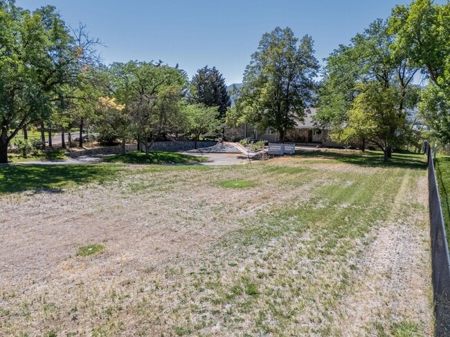Building Photo - 531 Edgehill Dr