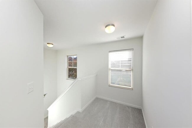 Building Photo - 541 Tulip Ln