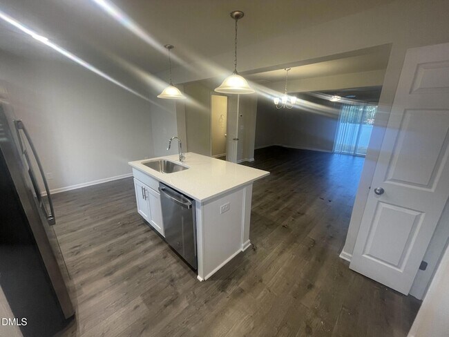 Building Photo - 1004 Peony Ln