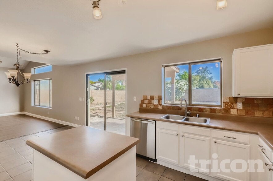 Building Photo - 15950 W Cottonwood St