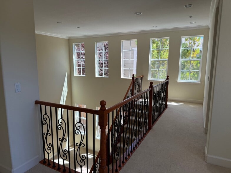 Building Photo - 60 Laurelwood Dr