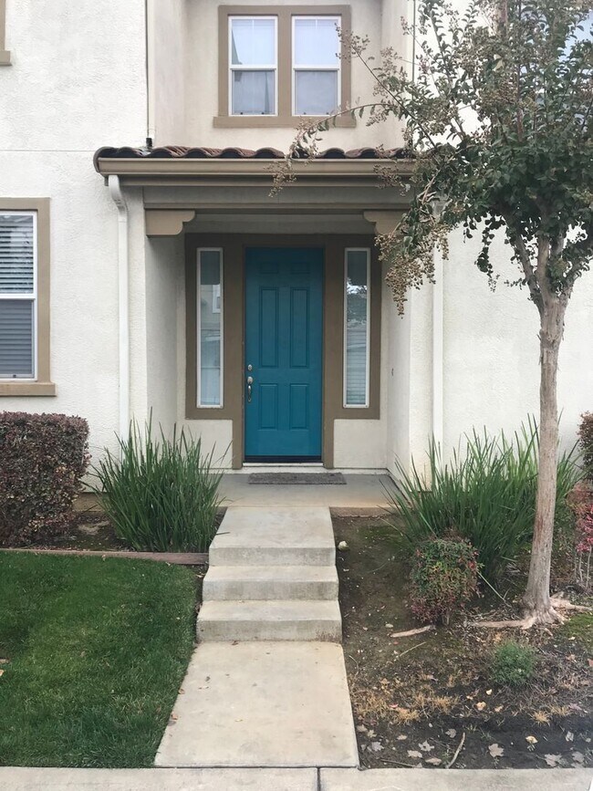 Building Photo - 4BR|2.5BA Townhome w/Garage|Yard|Water |Se...