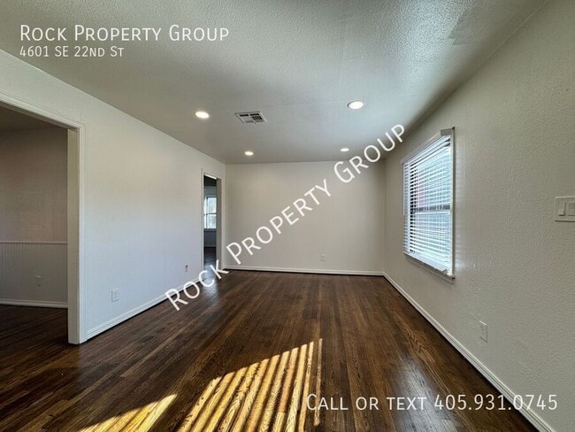 Building Photo - 4601 SE 22nd St