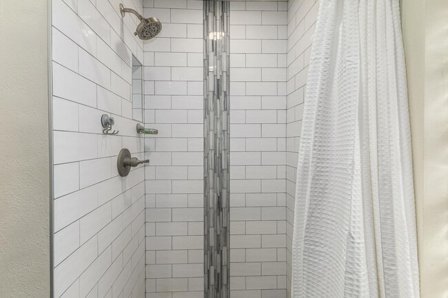 Building Photo - 617 E Ellis Dr