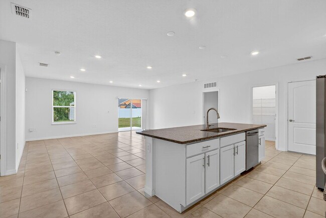 Building Photo - 657 NE Horizon Ln