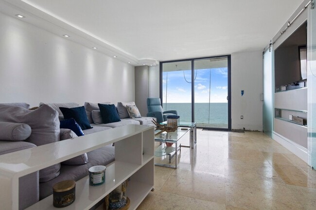Building Photo - 6061 Collins Ave