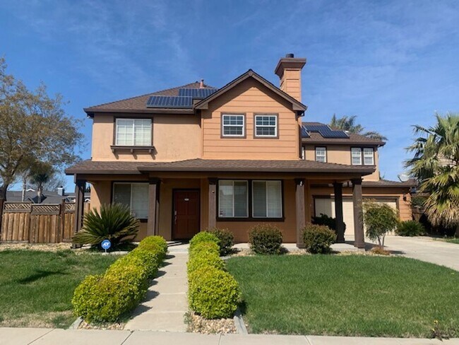 Building Photo - A SUPERB AND STUNNING 4 BEDROOM HOME IN TR...