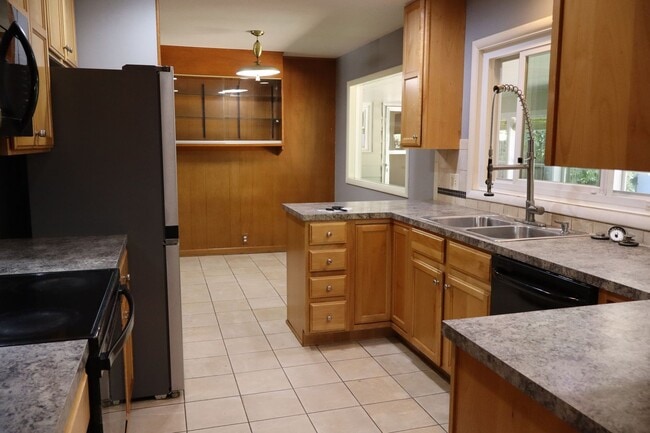 Building Photo - Character, Comfort, and Convenience on Wes...