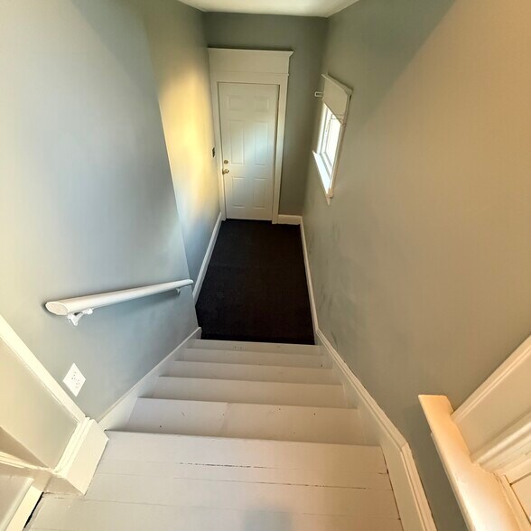 FRONT ENTRY - 2216 W 3rd St